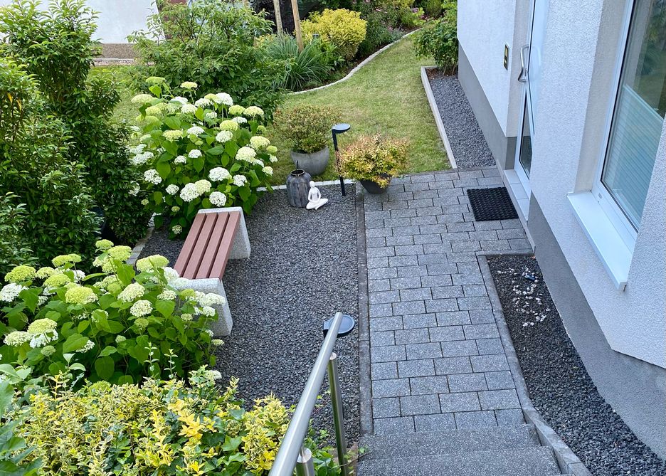 Blick auf den Eingang des JAZUYOGA Instituts in der Götzwiesstraße 31, 66557 Illingen.