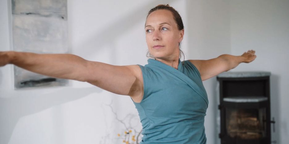 Gabriele in der Yoga-Pose 'Krieger'.