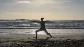 Yoga am Strand in Südfrankreich