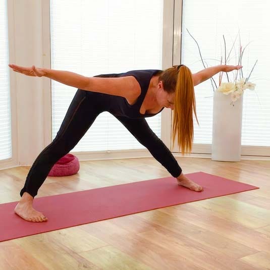 Seitliche Dehnung im Hatha Yoga – stabile Körperhaltung im Yoga Studio JAZUYOGA