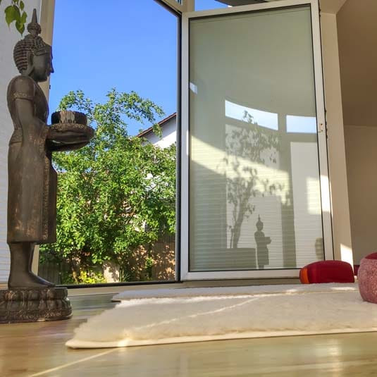Heller Yoga-Raum mit Blick ins Grüne – achtsame Yogapraxis bei JAZUYOGA