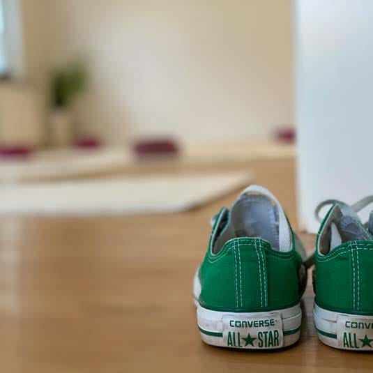 Abgestellte Schuhe im Yoga Studio – bewusster Übergang vom Alltag zur Yogapraxis