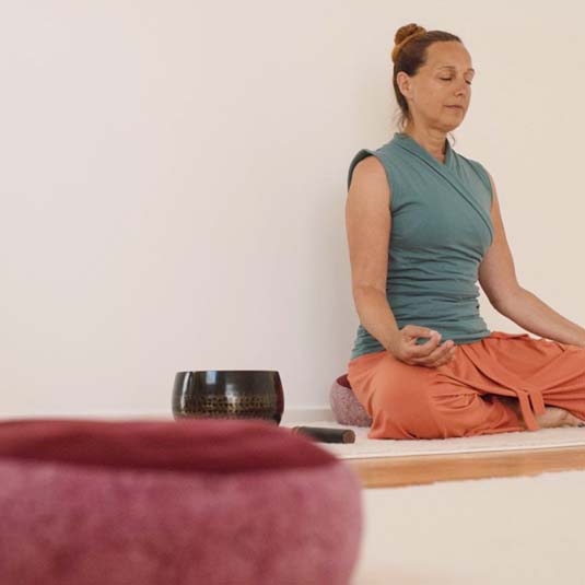 Meditation im Yoga Studio JAZUYOGA – Yogalehrerin in aufrechter Sitzhaltung