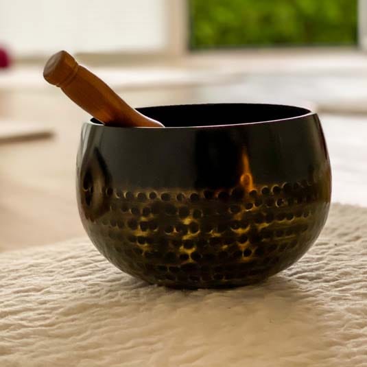 Tibetische Klangschale im Yoga Studio – Klangarbeit und Entspannung